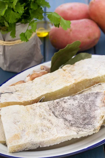 Pescado de bacalao salado en plato y patata — Foto de Stock