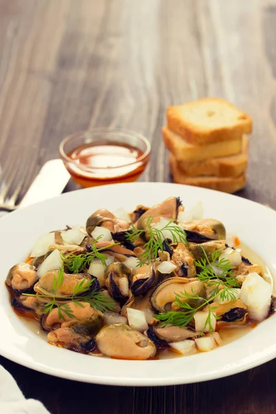 Salad mussels with onion in sauce in white plate — Stock Photo, Image
