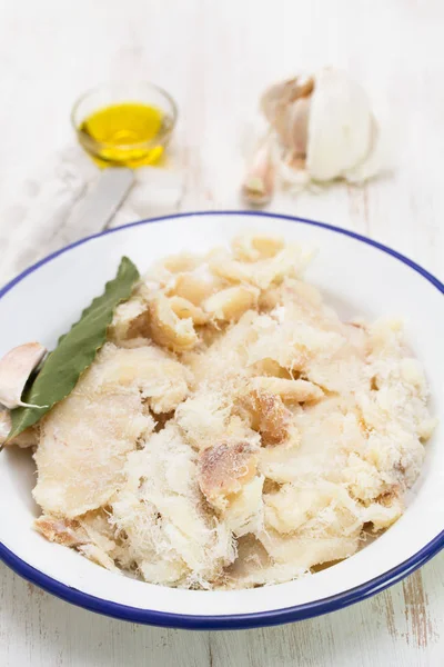 Bacalhau salgado no prato branco — Fotografia de Stock