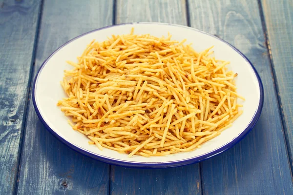 Beyaz tabak patates cipsi
