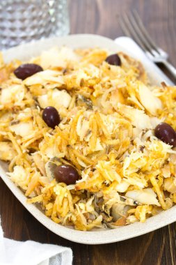 morina patates cipsi ve beyaz tabakta zeytin ile