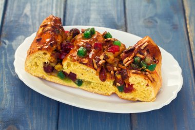 Beyaz çanak üzerinde kuru meyve pasta