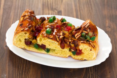 Beyaz çanak üzerinde kuru meyve pasta