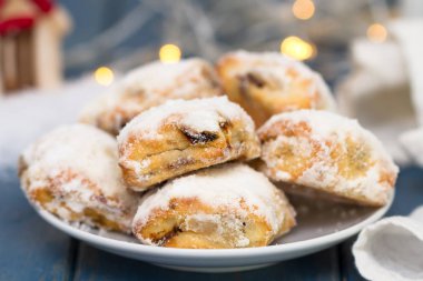 Noel kurabiyeleri beyaz plaka üzerinde