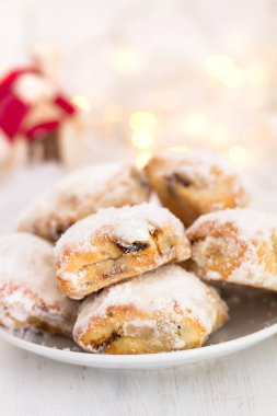 Noel kurabiyeleri beyaz plaka üzerinde