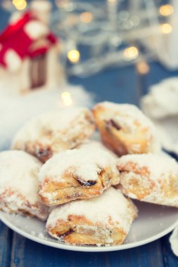 Noel kurabiyeleri beyaz plaka üzerinde 
