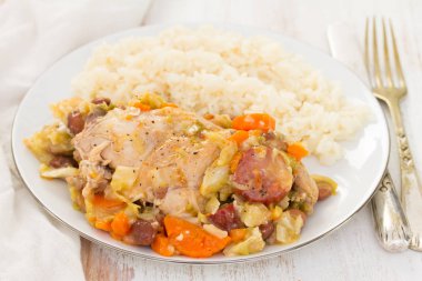 etli lahana, fasulye ve tütsülenmiş sosis