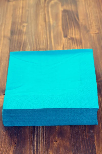 Голубая салфетка на коричневом фоне — стоковое фото