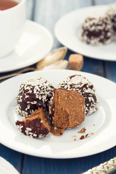 Шоколадное кокосовое печенье на белой тарелке — стоковое фото