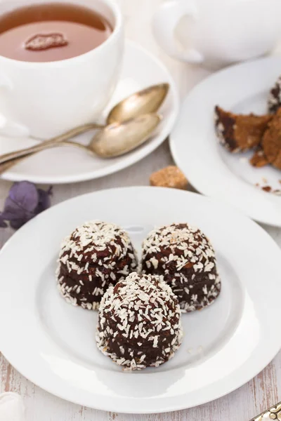 Čokoládové kokosové cookies na bílé plotně — Stock fotografie