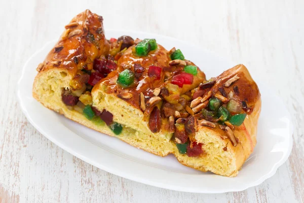 meyveli kek beyaz çanak üzerinde