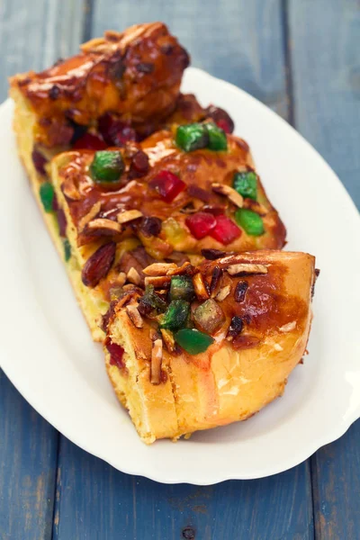 Noel kek meyve üzerinde beyaz çanak ile