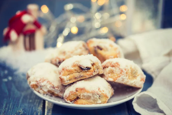 Noel kurabiyeleri beyaz plaka üzerinde 