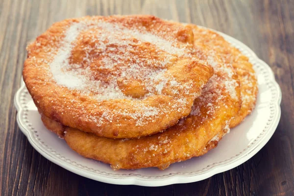 Gâteau portugais de Noël Filhos avec du sucre sur l'assiette — Photo