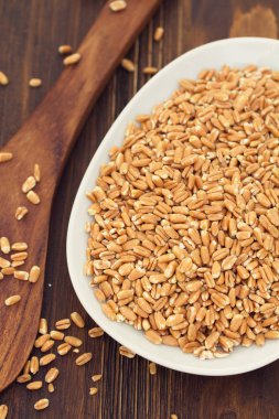 Beyaz tabak üzerinde spelt tahıllar