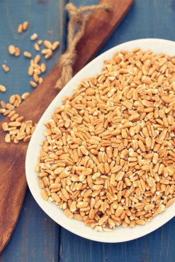 Beyaz tabak üzerinde spelt tahıllar