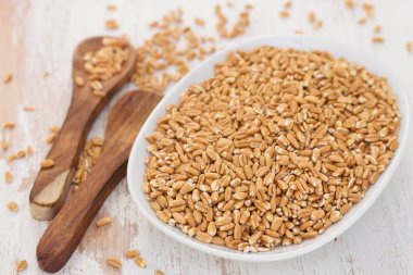 Beyaz tabak üzerinde spelt tahıllar