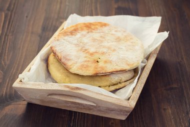 bir tepsi üzerinde ekmek