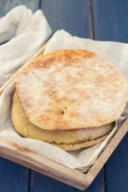 bir tepsi üzerinde ekmek