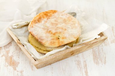 bir tepsi üzerinde ekmek