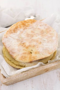 bir tepsi üzerinde ekmek