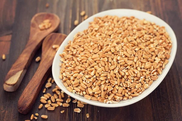 Beyaz tabak üzerinde spelt tahıllar