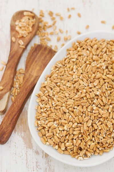 Beyaz tabak üzerinde spelt tahıllar