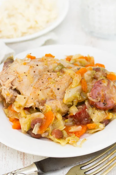 М'ясо з овочами та копченими ковбасками — стокове фото