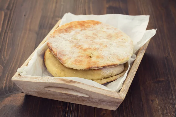 bir tepsi üzerinde ekmek