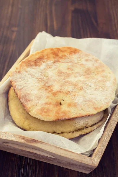 Pão em uma bandeja — Fotografia de Stock