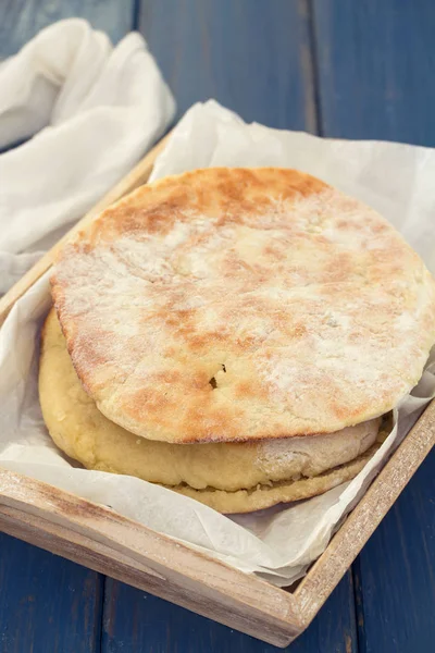 bir tepsi üzerinde ekmek