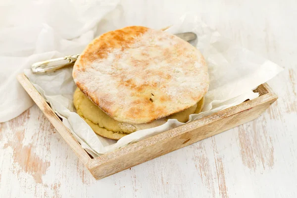 bir tepsi üzerinde ekmek