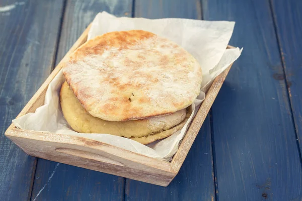 bir tepsi üzerinde ekmek