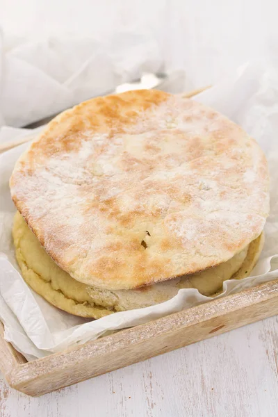 bir tepsi üzerinde ekmek