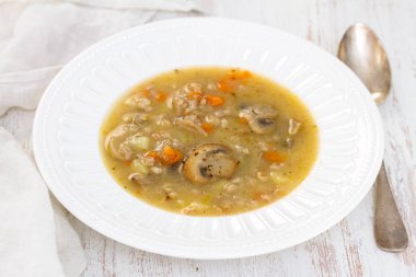 Beyaz tabak içinde mantar çorbası