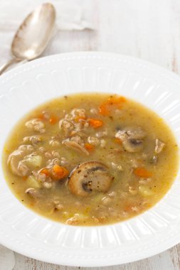 Beyaz tabak içinde mantar çorbası