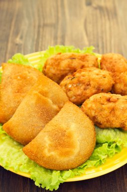 ricoes de carne ve Bolinhos de bacalha tipik Portekizce snack