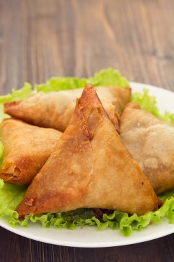 tipik Portekizce aperatif chamucas plaka üzerinde