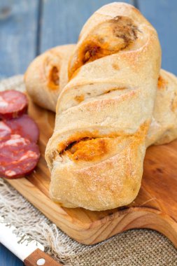 Tütsülenmiş sosis ekmek