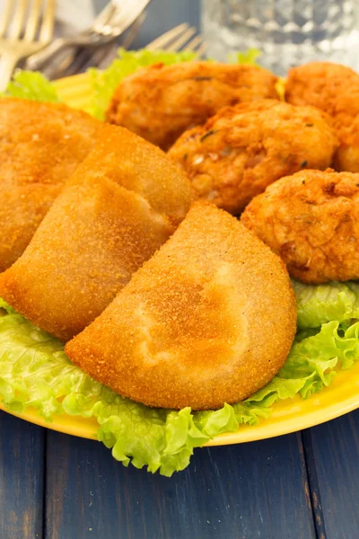 Snack típico portugués ricoes de carne y Bolinhos de bacalha —  Fotos de Stock