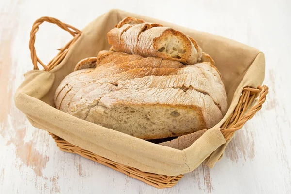 Chléb v koši na bílém pozadí — Stock fotografie