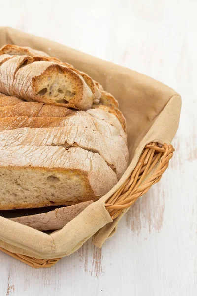 Chléb v koši na bílém pozadí — Stock fotografie