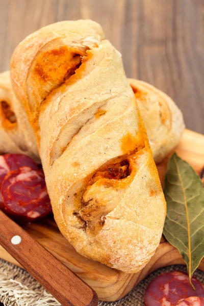 Brood met chourico op servet — Stockfoto