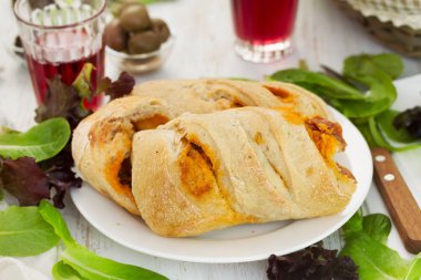 plaka üzerinde füme sosisli ekmek