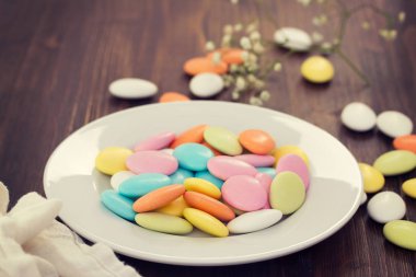 şeker beyaz plaka üzerinde