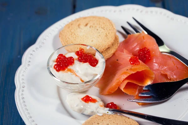 Rökt lax med kaviar och rostat bröd — Stockfoto