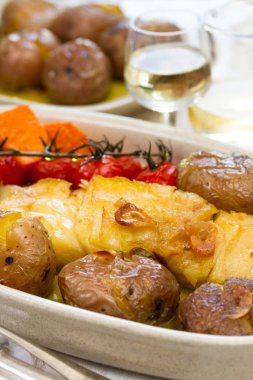 Morina balığı yemek patates ve domates kiraz ile