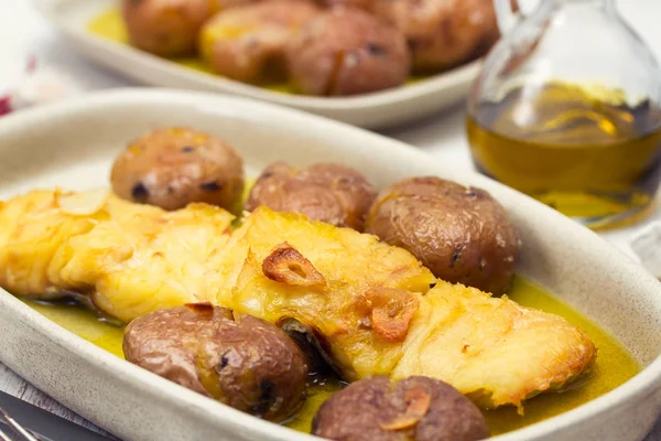 Pescado de bacalao con patata en plato — Foto de Stock