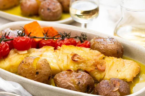 Pescado de bacalao con patata y cereza de tomate en plato — Foto de Stock