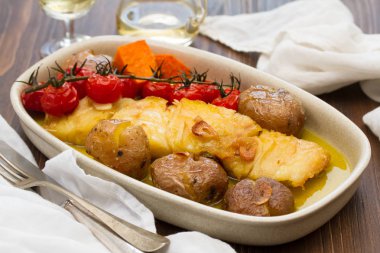 Morina balığı yemek patates ve domates kiraz ile